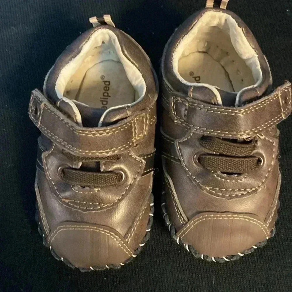 PEDIPED INFANT SIZE 6-12 MO BROWN FAUX LACES AND HOOK LOOP SLIP ON SHOE - Picture 2 of 11